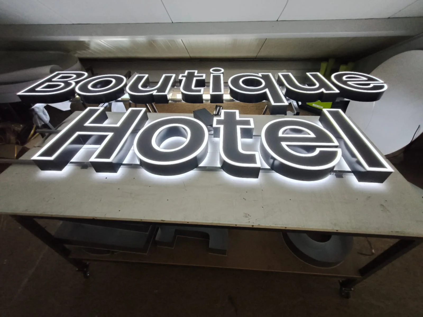 Hinterleuchtete 3D-Buchstaben Boutique Hotel